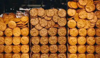 Flaky Tomaten- und Mohnkekse, ein herzhafter Genuss mit einer perfekten Balance aus säuerlichen Tomaten und knusprigen Mohnsamen.